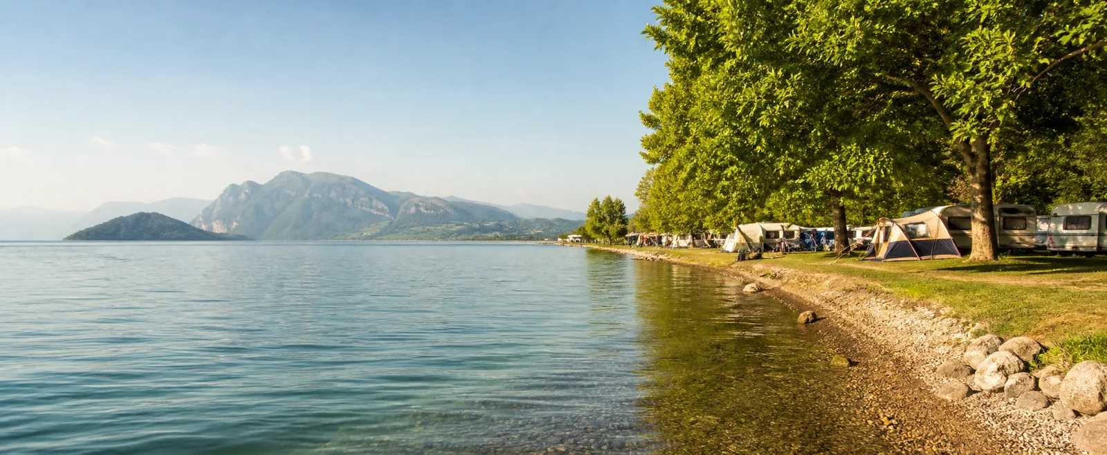 Camping met een eigen strand aan het water