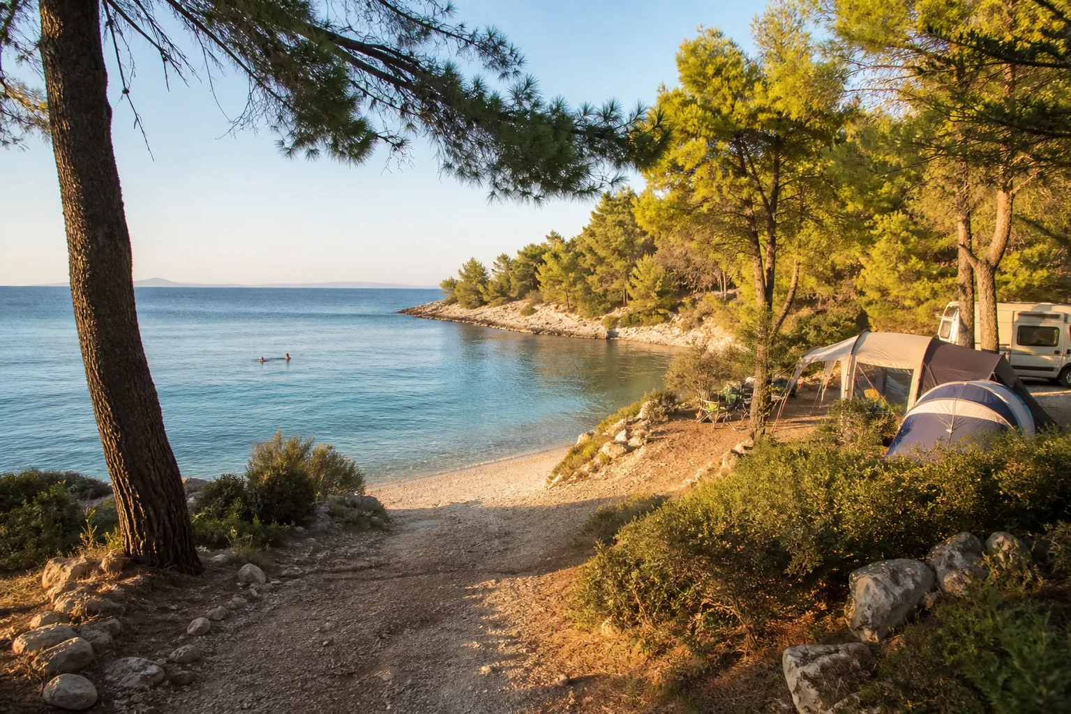 Camping vlak bij een heldere zee