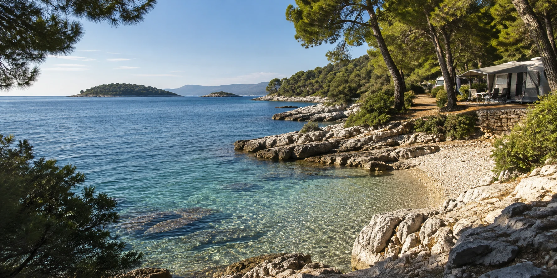 Sfeerbeeld van een beschutte campingbaai in Kvarner