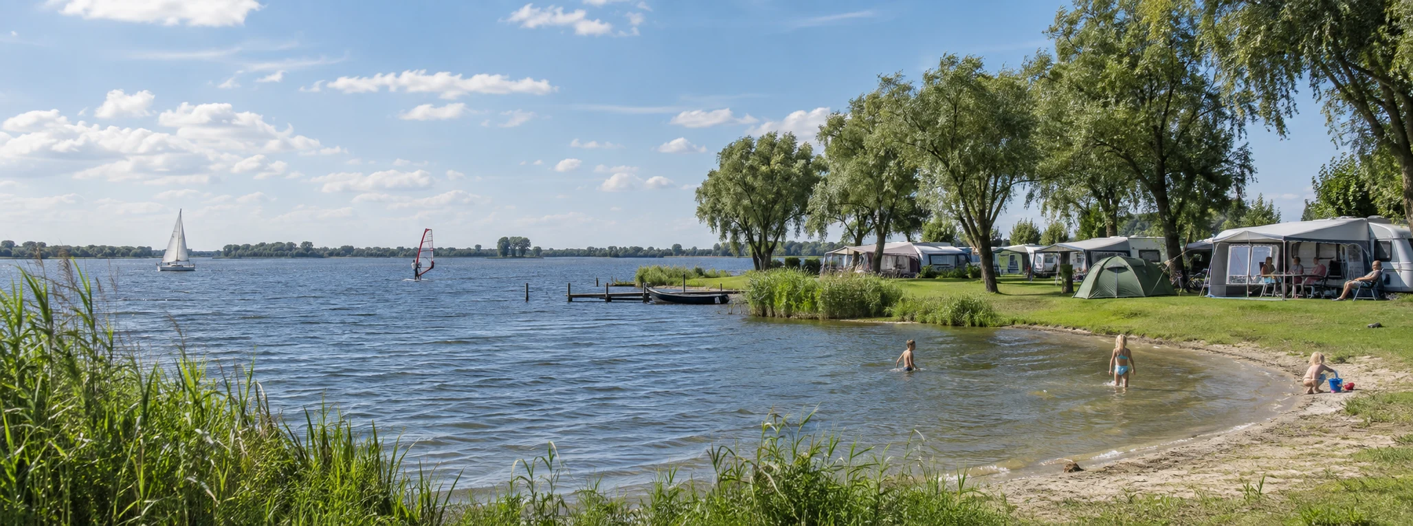 Camping aan een Nederlandse waterkant met een vlakke oever
