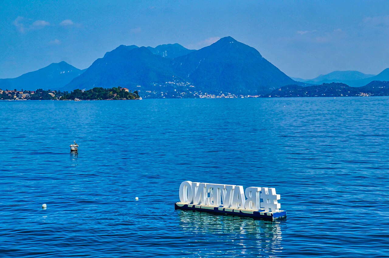 Lago Maggiore vanaf Baveno met een eiland en bergen aan de horizon